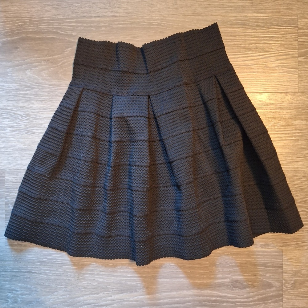 H&M Black Textured Pleated Skater High Waist A-Line Mini Skirt Size Medium